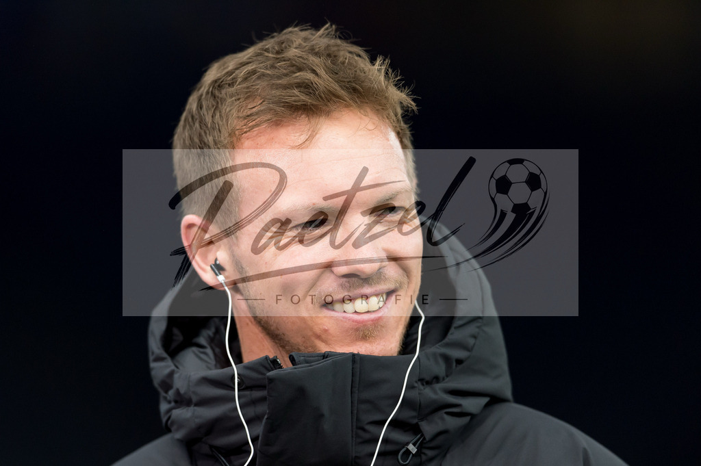 BSCFCB20220123_179 | Fussball, Herren: Trainer Julian Nagelsmann (FC Bayern Muenchen) schaut bei dem Spiel der 1. Bundesliga zwischen Hertha BSC und FC Bayern Muenchen im Olypiastadion am 23.01.2022 in Berlin, Deutschland.DFB / DFL REGULATIONS PROHIBIT ANY USE OF PHOTOGRAPHS AS IMAGE SEQUENCES AND/OR QUASI-VIDEO. - Realisiert mit Pictrs.com