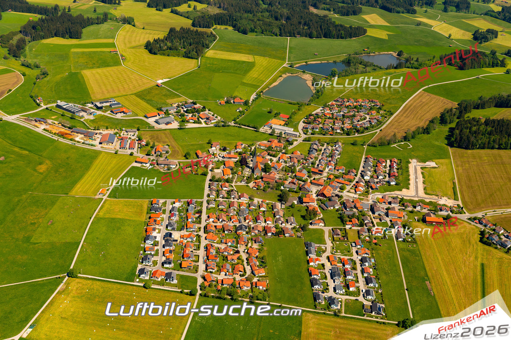 Das Luftbild zeigt :  Wald - Die Luftaufnahme wurde 2024 vom UL-Flugzeug aus erstellt ( keine Drohne ) - Hochauflösende Luftaufnahme - Für grossformatige Ausdrucke geeignet. Die Geschenkidee !Mit Lizenz und Bildrechte bestellbar