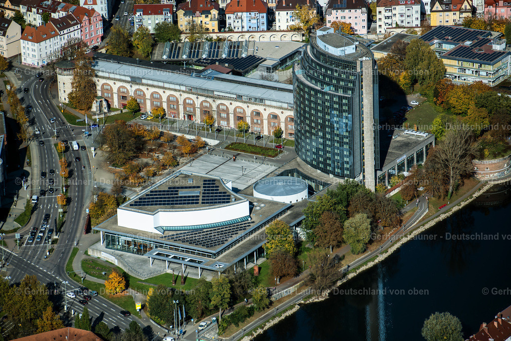 3705035 | ULM 16.10.2017 Hochhaus- Gebäude der Hotelanlage des Maritim Hotel Ulm an der Brücke über die Donau an der Basteistraße in Ulm im Bundesland Baden-Württemberg, Deutschland. Weiterführende Informationen bei: Maritim Hotelgesellschaft mbH. // High-rise building of the hotel complex of Maritim Hotel Ulm at the bridge crossing the Danube on street Basteistrasse in Ulm in the state Baden-Wurttemberg, Germany. Further information at: Maritim Hotelgesellschaft mbH. Foto: Gerhard Launer