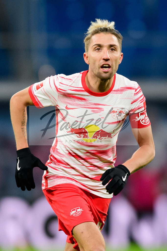 RBLLEV20211128_158 | Fussball, Herren: Kevin Kampl (RB Leipzig) schaut bei dem Spiel der 1. Bundesliga zwischen RB Leipzig und Bayer 04 Leverkusen in der Red Bull Arena am 28.11.2021 in Leipzig, Deutschland.DFB / DFL REGULATIONS PROHIBIT ANY USE OF PHOTOGRAPHS AS IMAGE SEQUENCES AND/OR QUASI-VIDEO. - Realisiert mit Pictrs.com