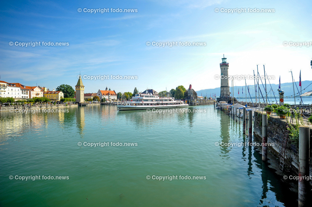 Deutschland_ Bayern_ Lindau am Bodensee_ 21.06.2024-21 | 21.06.2024, Deutschland, GER, Bayern, Lindau am Bodensee, im Bild Stadtansichten, Gebauede, Sehenswuerdigkeiten, Wahrzeichen, Leuchtturm, Loewenfigur, Reise, Feature, Travel, Tourismus, Bodensee, Schiff, SchifffahrtLindau am Bodensee ist eine deutsche Mittelstadt im Suedwesten von Bayern. Der historische Stadtkern der ehemaligen Reichsstadt mit der Maximilianstraße im Zentrum liegt auf einer Insel im oestlichen Teil des Bodensees. Die Insel ist durch eine Straßenbruecke und den Lindauer Eisenbahndamm mit den Stadtteilen auf dem Festland verbunden. Lindau ist eine Große Kreisstadt und der Verwaltungssitz des gleichnamigen Landkreises im bayerischen Regierungsbezirk Schwaben. Quelle: Wikipedia