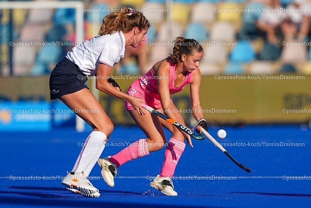 xydrx09082504072 | 09.08.2025, xydrx, Frauen EuroHockey Championship 2025, Gruppenphase, Gruppe a, Deutschland - Frankreich, Sparkassenpark Mönchengladbach: Catherine Clot (FRA #3) im Zweikampf gegen Johanna Hachenberg (GER #25)