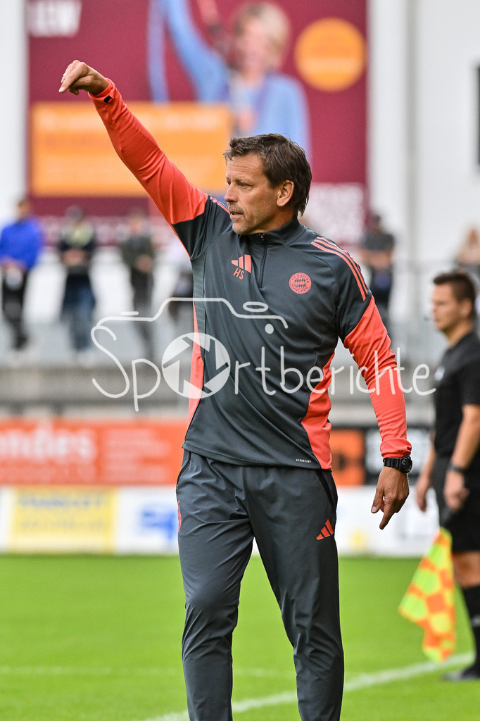FC Memmingen - FC Bayern Amateure | im Bild Holger SEITZ Cheftrainer FC Bayern München II / Einzelfoto / Freisteller / Regionalliga Bayern: FC Memmingen - FC Bayern München II; Arena Memmigen am 29.08.2025