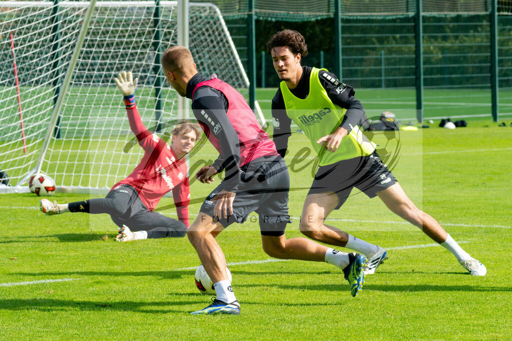 20260909_TRAOSN_0211 | Fußball, Herren: Adrian Beck (VfL Osnabrück) und Theo Janotta (VfL Osnabrück) im Zweikampf beim Training des VfL Osnabrück am 09.09.2026 im Sportpark Illoshöhe in Osnabrück, Deutschland.(Foto von Nico Paetzel) - Realisiert mit Pictrs.com