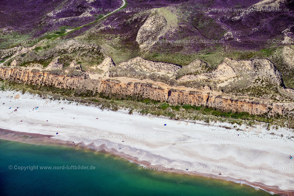 Sylt_Kampen_Strand_Rotes_Kliff_ELS_6358130825 | KAMPEN (SYLT) 13.08.2025 Küsten- Landschaft an der Steilküste Rotes Kliff mit dem Hotel Rungholt in Kampen (Sylt) im Bundesland Schleswig-Holstein, Deutschland. // Coastal landscape on the steep coast of Rotes Kliff with the Hotel Rungholt in Kampen (Sylt) in the state Schleswig-Holstein, Germany. Foto: Martin Elsen