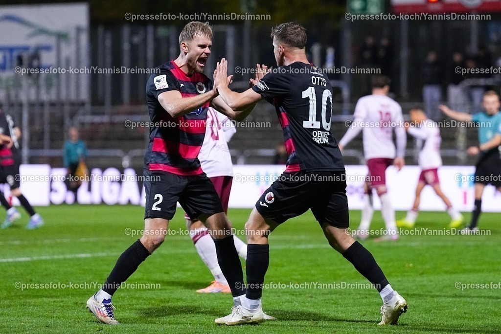 xYDR31102501052 | 31.10.2025, xydrx, Fußball, 3.Liga, FC Viktoria Köln - FC Ingolstadt 04, Saison 2025 2026, Sportpark Höhenberg: Torjubel nach dem Tor zum 1:1 für den FC Viktoria Köln durch Torschütze David Otto (FC Viktoria Köln #10) zusammen mit Lars Dietz (FC Viktoria Köln #2)  DFB regulations prohibit any use of photographs as image sequences and or quasi-video.