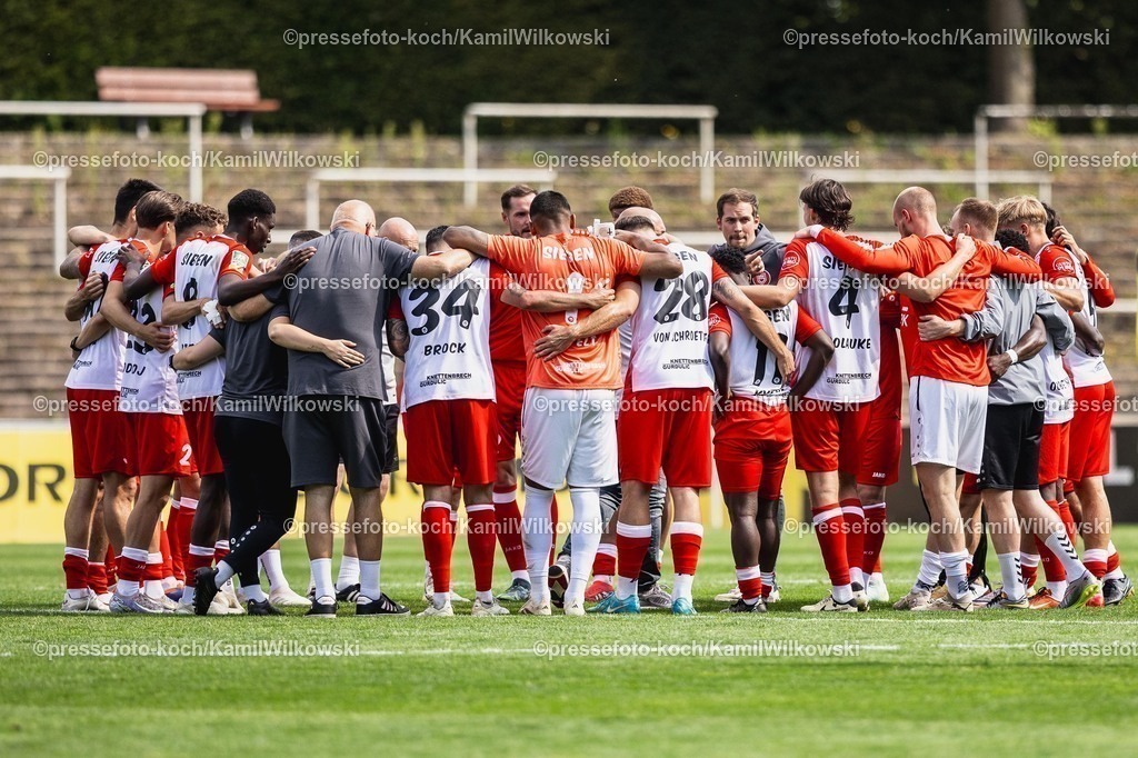 xkwi03082501048 | 03.08.2025, xkwix, Fußball, Regionalliga West, Borussia Dortmund U23 - Sportfreunde Siegen, Stadion Rote Erde: Siegen Teamkreis nach Abpfiff