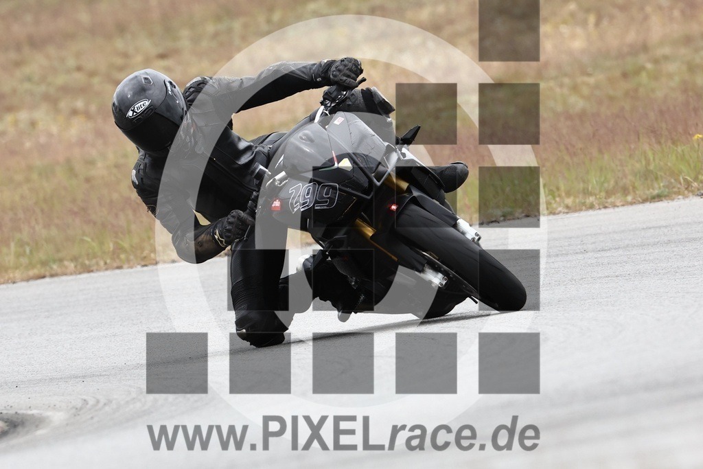0299-20240511_00397 | Schöne Erinnerungen an spannende Momente - das festzuhalten ist unser Job. PIXELrace.de ist seit 2003 auf den Rennstrecken Europas unterwegs um die Action draußen beim Fahren und die wunderbare Stimmung imm Fahrerlager für euch einzufangen.