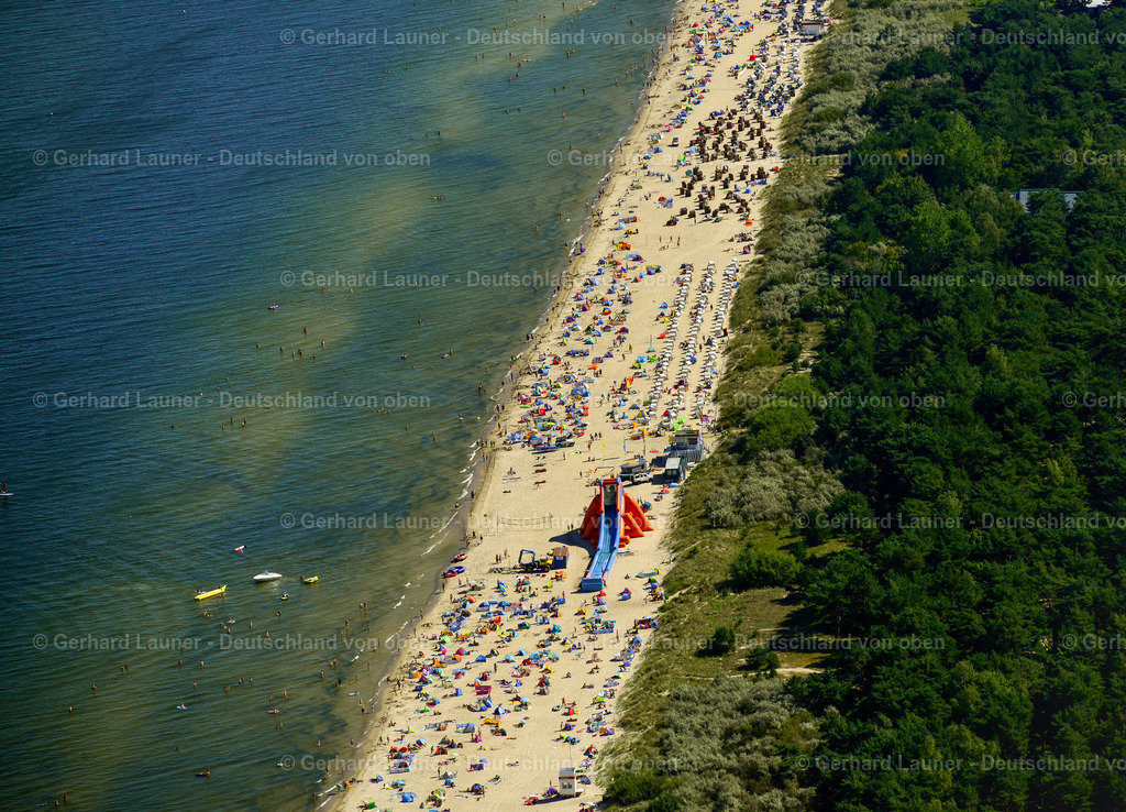 3637689 | ZINNOWITZ 25.08.2016 Sonnenschirm - Reihen am Sand- Strand im Küstenbereich der Ostsee mit einer Wasserrutsche in Zinnowitz auf der Insel Usedom im Bundesland Mecklenburg-Vorpommern, Deutschland. // Parasol - rows on the sandy beach in the coastal area of the Baltic Sea with a water slide in Zinnowitz on the island of Usedom in the state Mecklenburg - Western Pomerania, Germany. Foto: Gerhard Launer