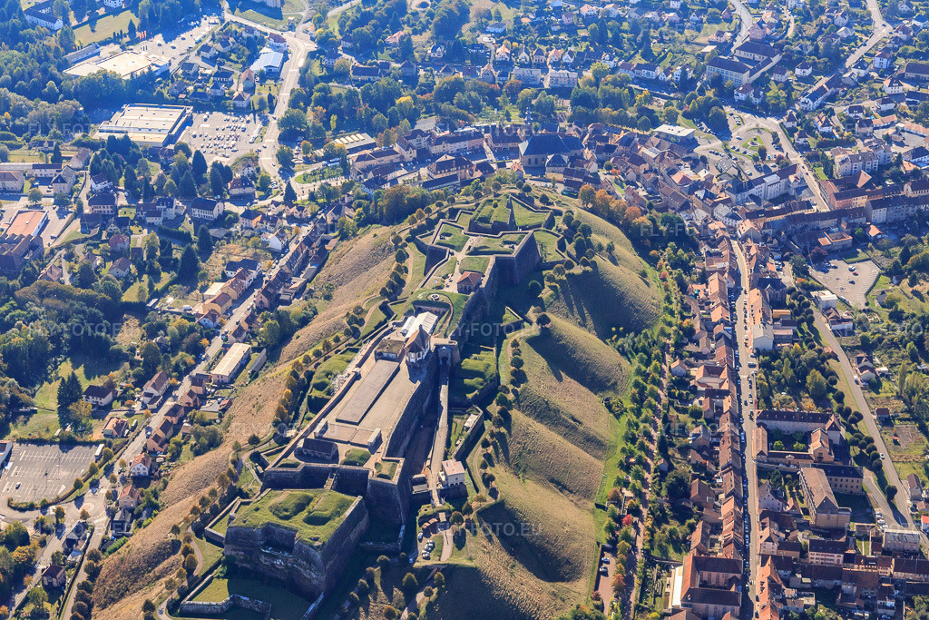 Vue aérienne: Citadelle de Bitche et Jardin pour la Paix du nord-est à Bitche dans le département Moselle, France – .Photo: IMG_095175.jpg prise le 16/10/2016 par Werner Riehm/FLY-FOTO.eu – Résolution de l'original: 5472 x 3648 px – Citadelle de Bitche