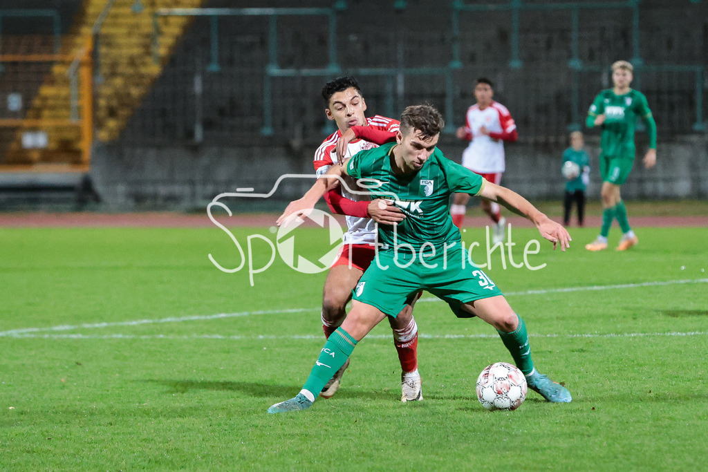 FC Augsburg II - FC Bayern Amateure | Davide Dell'ERBA (FCB #19) im Duell mit Daniel HAUSMANN (FCA #30)