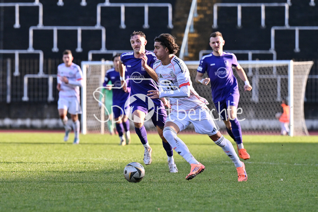 TSV Schwaben Augsburg - FC Bayern Amateure | AUGSBURG, GERMANY - 29. NOVEMBER: im Duell Maximilian HEISS (TSV Schwaben Augsburg 7) und Adin LICINA (FC Bayern München II 8) beim Ligaspiel zwischen dem TSV Schwaben Augsburg und den Amateuren des FC Bayern am 20. Spieltag der Regionalliga Bayern im Rosenaustadion