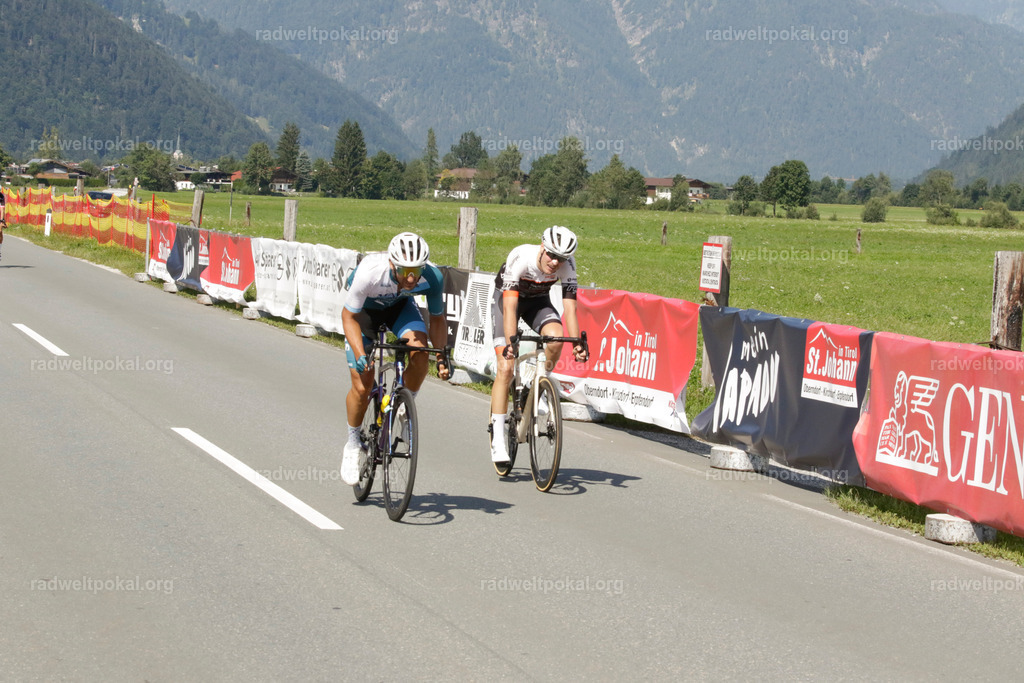 1159_20230817_Bewerb_Maenner_Muehlanger | AUT - OESTERREICH, 2023-08-16: SPORT RENNRAD-FAHREN - 55. INTERNATIONALER RADWELTPOKAL IN ST. JOHANN IN TIROL  - Vintage-Radrennen mit WM-Bronze-Medaillen-Siegerin Christina Schweinberger, den Teilnehmer und Alexander Baumann (vom Orginastions-Team) - TAG 2 BEWERB MAENNER IN SECHS GRUPPEN  ; Foto: Roland Muehlanger