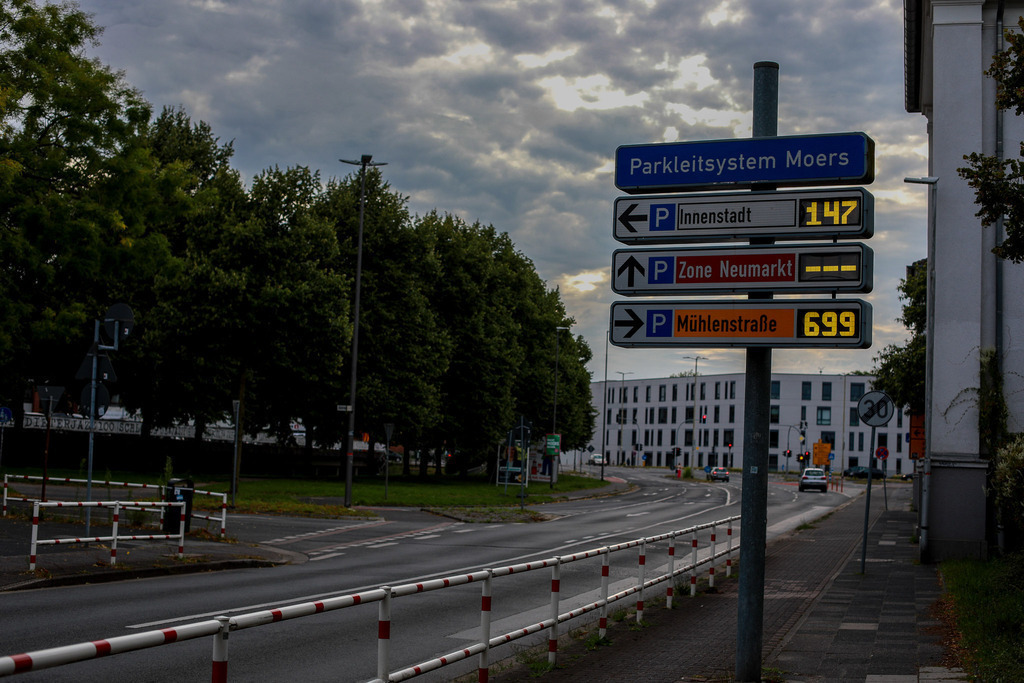 Moers_Stadtrundgang_070825_10 | Bildergalerie von Sport-Ereignissen aber auch von weiteren spannenden Dingen - nicht nur vom Niederrhein. In Anlehnung an den bekannten Spruch von Hanns Dieter Hüsch heißt das Motto: "Niederrhein ist überall".  - Realisiert mit Pictrs.com
