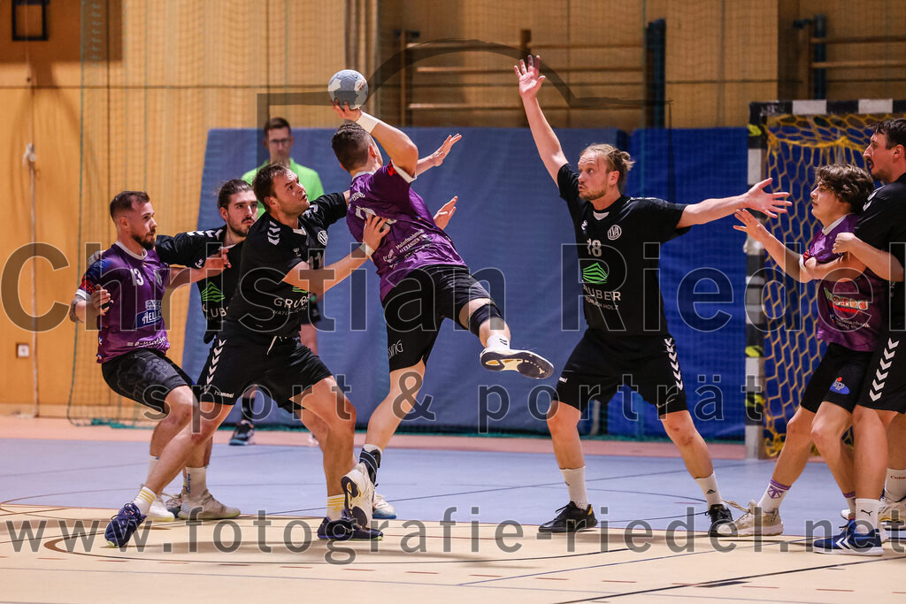 2024-11-09_087_SpVgg_Altenerding_gegen_TV_Altoetting | Erding, Deutschland, 09.11.2024:Handball, Bezirksoberliga Männer 2024 / 2025, 6. Spieltag, SpVgg Altenerding gegen TV Altötting, Endergebnis: 26:22Tobias Huber (TV Altötting, #11), Moritz Sturm (SpVgg Altenerding, #23), Patrick Malz (TV Altötting, #18)Foto: Christian Riedel / fotografie-riedel.net