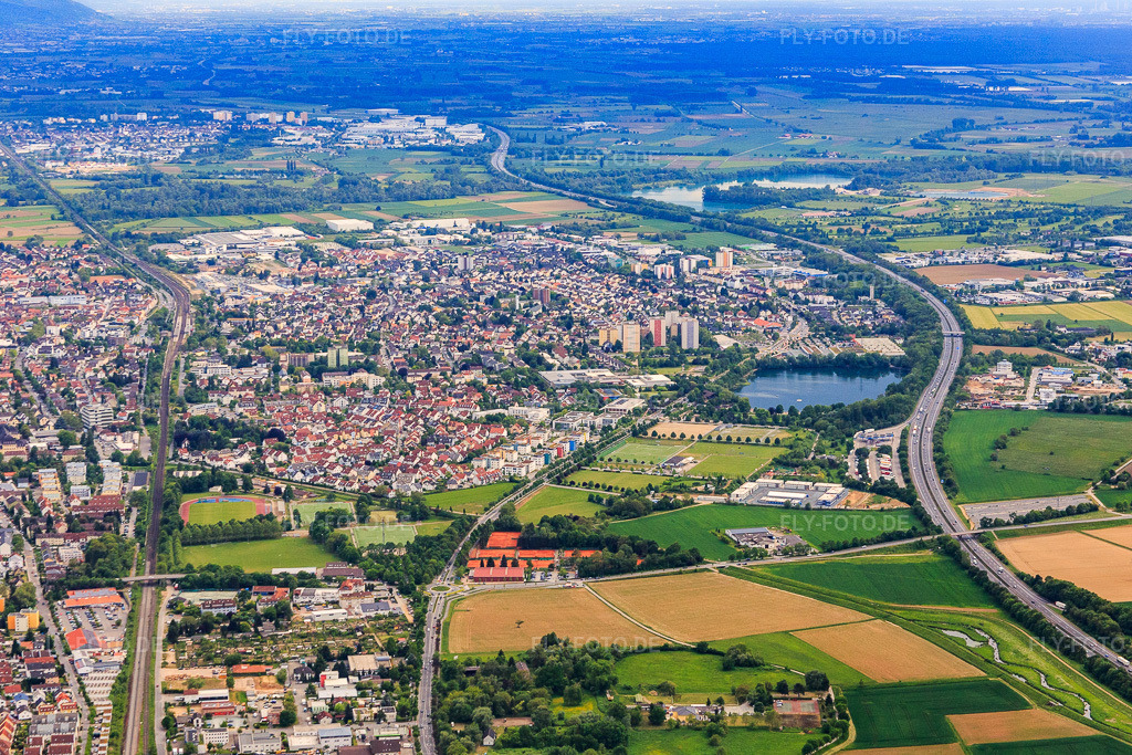 Luftbild: Stadtübersicht aus Norden zwischen Bahn und Autobahn A5 im Ortsteil Auerbach in Bensheim im Bundesland Hessen in Deutschland. Foto: IMG_088961.jpg vom 20.05.2016 durch Werner Riehm/FLY-FOTO.de