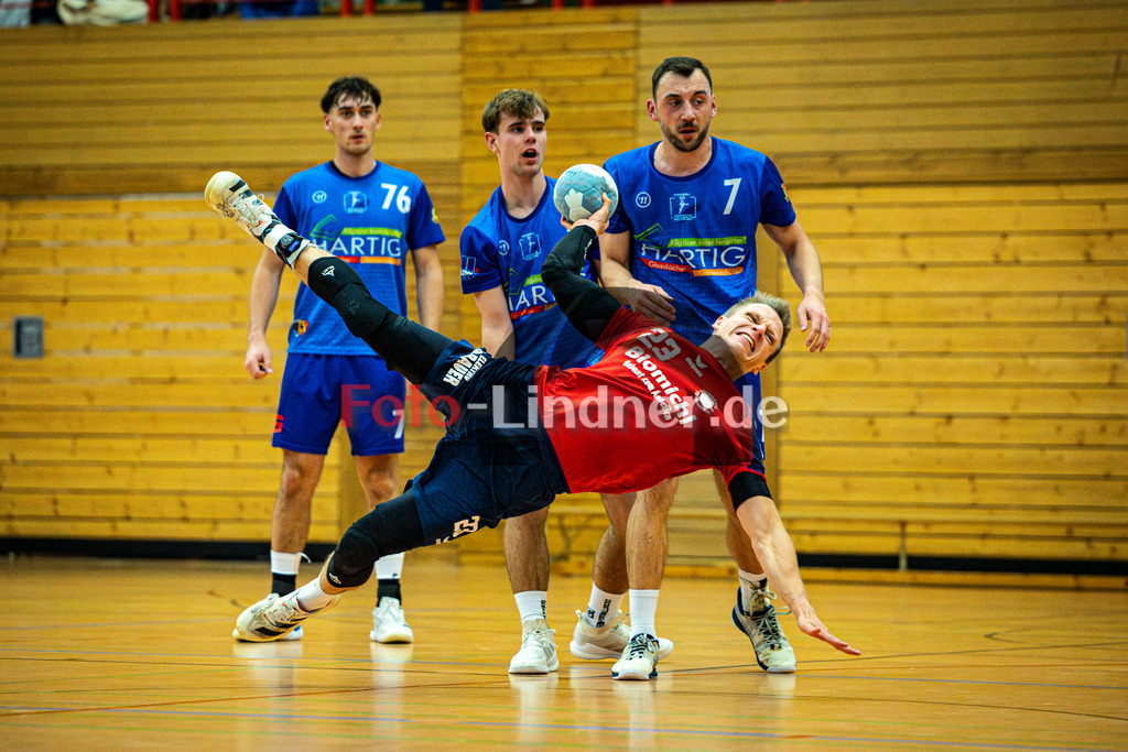 TSV Weiheim gegen SG Kaufbeuren/Neugablonz | Bezirksoberliga Handball Herren 2025/26, TSV Weiheim gegen SG Kaufbeuren/Neugablonz, 20251004,Torwurf Felix BEHRENDS (TSV Weilheim 23),2025-10-04 in Weilheim (Jahnhalle)Bastian BARTEL (SG Kaufbeuren/Neugablonz 76), Jakob KITTNER (SG Kaufbeuren/Neugablonz 3), Roman HAGGENMÜLLER (SG Kaufbeuren/Neugablonz 7)Copyright: WolfgangxLindner 