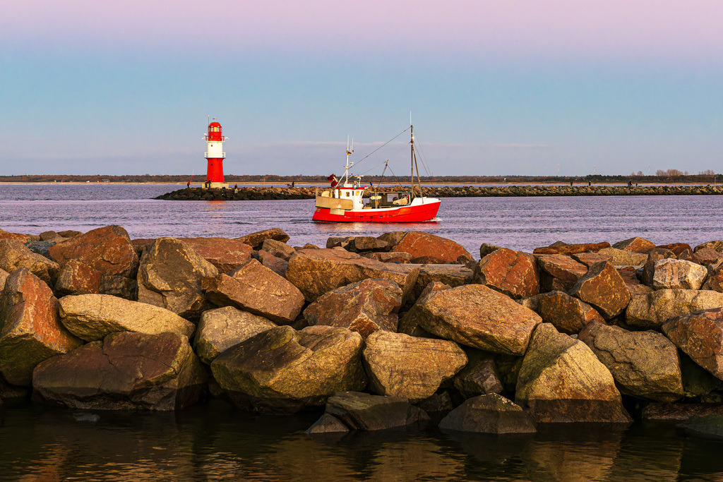 Mole, Molenturm und Fischerboot an der Küste der Ostsee in Warnemünde | Mole, Molenturm und Fischerboot an der Küste der Ostsee in Warnemünde.
