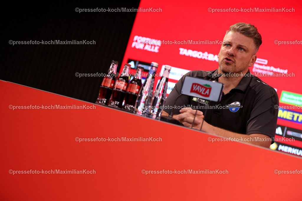 Due09112401086 | 09.11.2024, Fußball, Fortuna Düsseldorf - SC Paderborn 07, 2. Bundesliga, Merkur Spiel-Arena, Saison 2024 2025: Pressekonferenz mit den Trainern nach dem Spiel. Trainer Lukas Kwasniok (Cheftrainer Paderborn)DFB regulations prohibit any use of photographs as image sequences and or quasi-video.