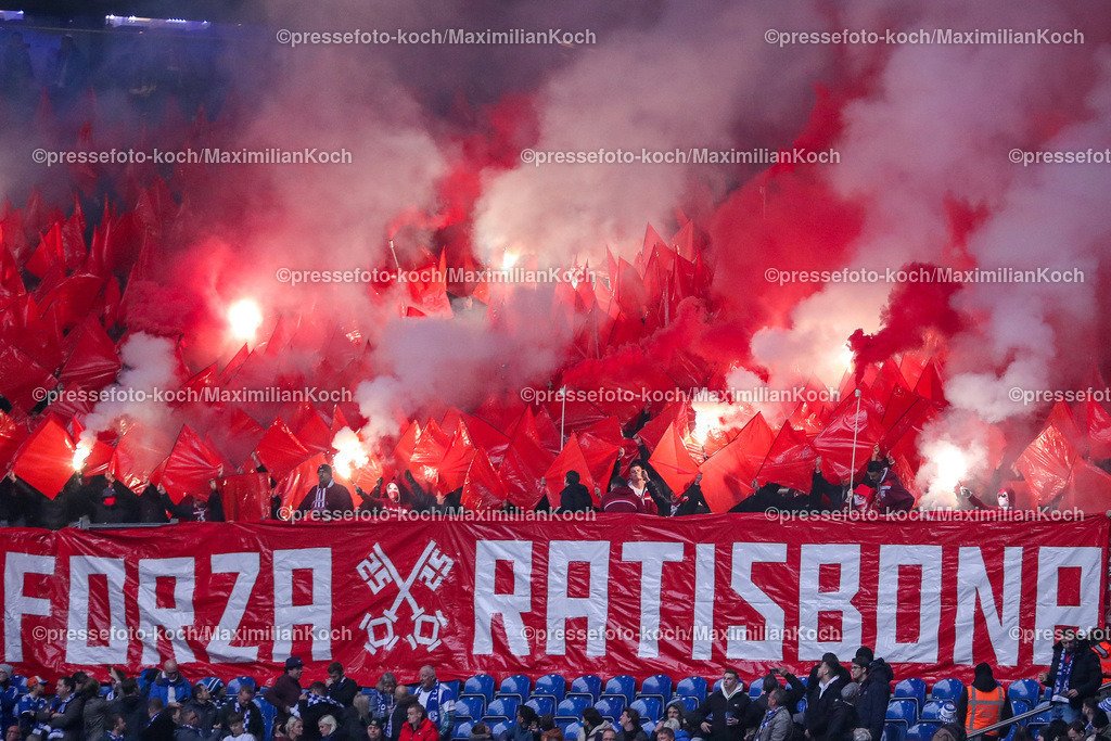 Schalke10112402148 | 10.11.2024, Fußball, FC Schalke 04 - SSV Jahn Regensburg, 2. Fußball Bundesliga, Veltins-Arena Gelsenkirchen, Saison 2024 2025: Ultras zünden im Gästeblock Pyrotechnik bengalos bengalisches Feuer Choreo Choreografie Feuerwerkskörper DFB regulations prohibit any use of photographs as image sequences and or quasi-video.