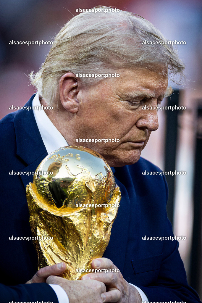 FOOTBALL : Argentine vs Espagne – Finale de la Coupe du Monde FIFA 2026. New York New Jersey Stadium, East Rutherford, New Jersey, États-Unis. 19/07/2026. | Le président des États-Unis Donald Trump  avec le trophée de la Coupe du Monde de la FIFA 2026 lors de la cérémonie de remise des récompenses après la finale entre l'Argentine et l'Espagne au New York New Jersey Stadium, à East Rutherford, dans le New Jersey, le 19 juillet 2026, aux États-Unis.