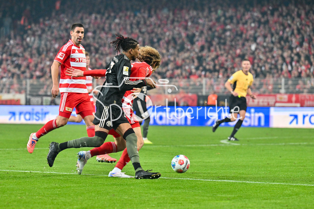 1. FC Union Berlin - FC Bayern München | Berlin, DEUTSCHLAND - 8. NOVEMBER: im Duell Michael OLISE (FC Bayern Munich 17) und Alex KRAL (Union Berlin 33) während dem Bundesligamatch zwischen dem 1. FC Union Berlin und dem FC Bayern München am 10. Spieltag im Stadion an der alten Försterei am 8. November 2025 in Berlin, Germany / DFL REGULATIONS PROHIBIT ANY USE OF PHOTOGRAPHS AS IMAGE SEQUENCES AND/OR QUASI-VIDEO - Rani KHEDIRA (Union Berlin 8)