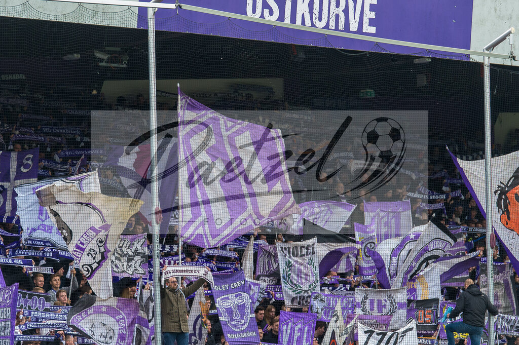 OSNTSV20211106_149 | Fussball, Herren: . Fans von VfL Osnabrueck bei dem Spiel der 3. Liga zwischen VfL Osnabrueck und TSV 1860 Muenchen im Stadion an der Bremer Bruecke am 06.11.2021 in Osnanbrueck, Deutschland.DFB / DFL REGULATIONS PROHIBIT ANY USE OF PHOTOGRAPHS AS IMAGE SEQUENCES AND/OR QUASI-VIDEO. - Realisiert mit Pictrs.com