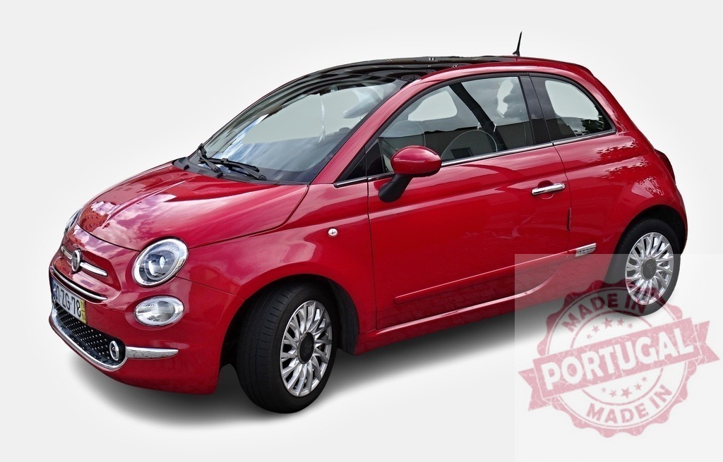 Studio shot of a red Fiat 500 with sunroof | Shiny red Fiat 500 city car posing in studio with sunroof - Realisiert mit Pictrs.com