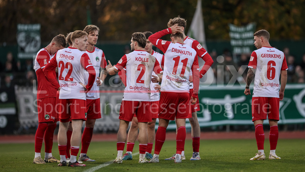 Fussball, Regionalliga Nord, SV Werder Bremen II - VfB Lübeck | v.li.: Spieler vom VfB Lübeck enttäuscht schauend, Enttäuschung