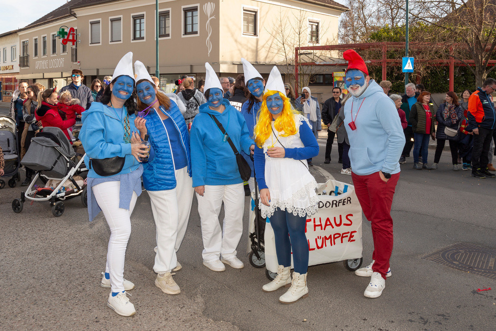 Umzug2025-154_9819 | Fotostrecke: FASCHINGSUMZUG 2025 in Loosdorf. 22 Masken(gruppen)-Teilnehmer: Loosdorfer Vereine, Wirtschaftstreibende, Gemeindeabordnungen sowie Kreditinstitute. rund 700 Besucher entlang der Hauptstrasse. Veranstaltungs-Sicherung durch Mannschaft der FF-Loosdorf mit schwerem Gerät. Maskenprämierung am EKZ-Platz durch Bgm. Thomas Vasku in den Kategorien: Bester Festwagen (Fa. gkonzept-Groissenberger; Beste Personengruppe-ASK-Loosdorf; Beste Einzelperson; Weiteste Anreise-FF Schollach;