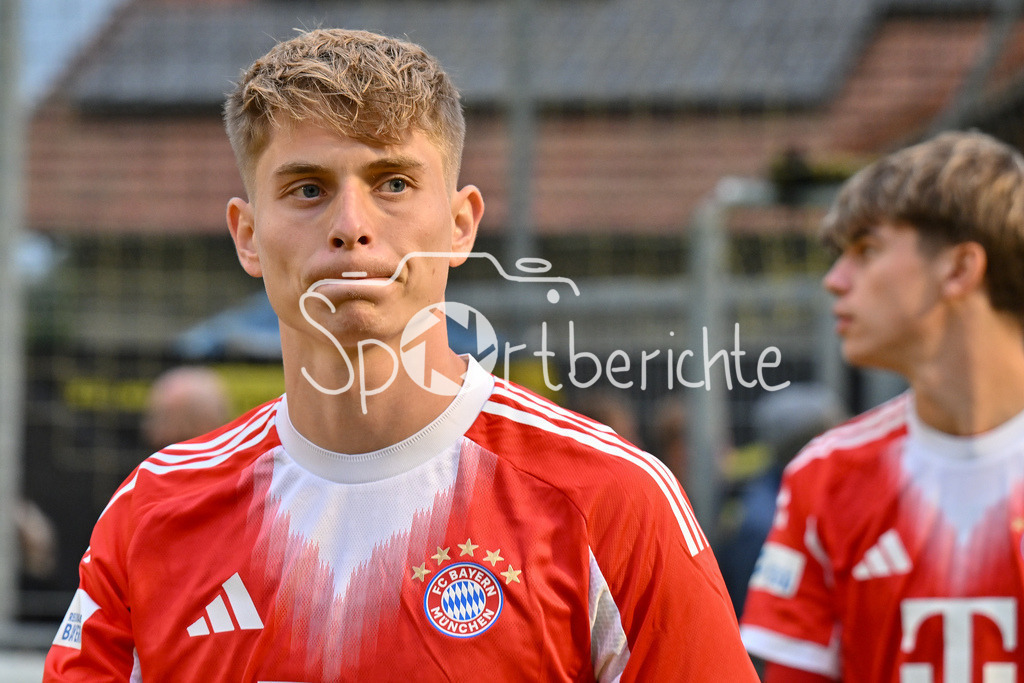 DJK Vilzing - FC Bayern Amateure | Im Bild Anton HEINZ (FC Bayern Muenchen II 9) / Einzelfoto / Freisteller / Regionalliga Bayern: DJK Vilzing - FC Bayern Amateure; Manfred-Zollner Stadion am 23.09.2025