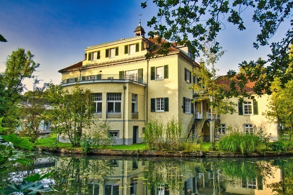 Schloss Eulenbroich - steht in Rösrath an einem Nebenarm der Sülz | Ob Hochzeitsfeiern oder Kulturveranstaltungen - hier ist die perfekte Lokalität für jeden Anlass - Realisiert mit Pictrs.com