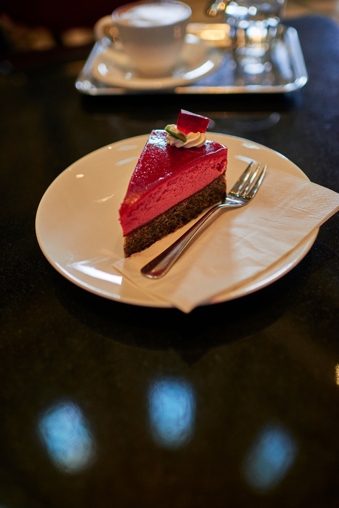 Cafe Restaurant KHM | Wien, Austria - October 18, 2017: Cafe Restaurant KHM, Himbeer-Mohntorte mit Melange auf dem Tisch stehend, mit Spiegelung der Kuppel. - Realisiert mit Pictrs.com