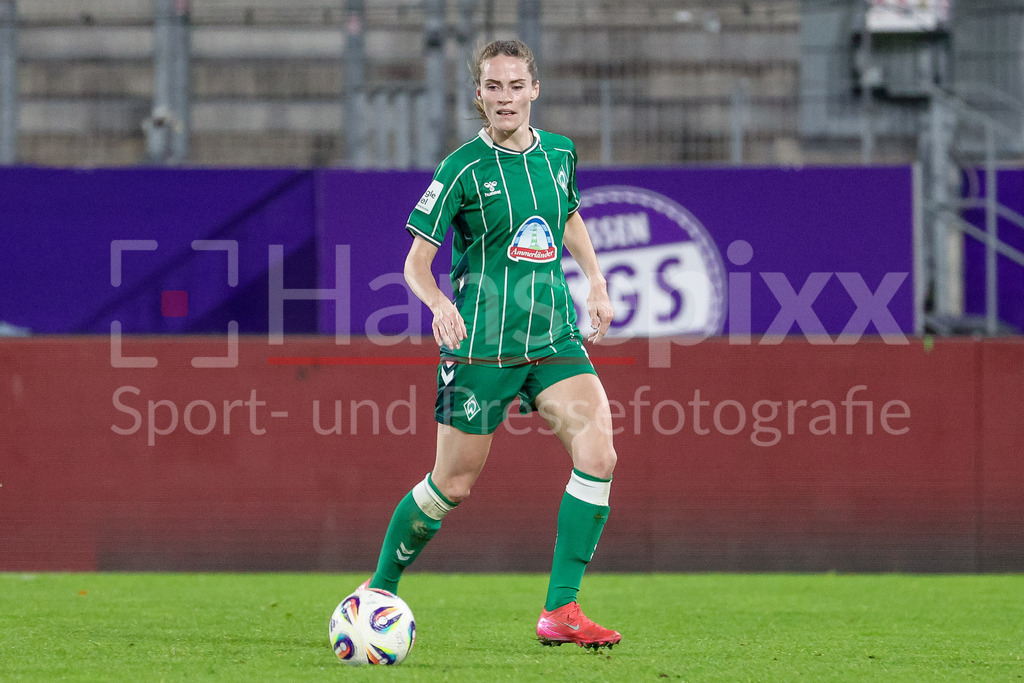 Fussball, Google Pixel Frauen-Bundesliga, SGS Essen - SV Werder Bremen | Reena Wichmann (SV Werder Bremen, 6) am Ball, Freisteller, Einzelbild, Ganzkörper, Aktion, Action, Spielszene, DIE DFB-RICHTLINIEN UNTERSAGEN JEGLICHE NUTZUNG VON FOTOS ALS SEQUENZBILDER UND/ODER VIDEOÄHNLICHE FOTOSTRECKEN. DFB REGULATIONS PROHIBIT ANY USE OF PHOTOGRAPHS AS IMAGE SEQUENCES AND/OR QUASI-VIDEO.