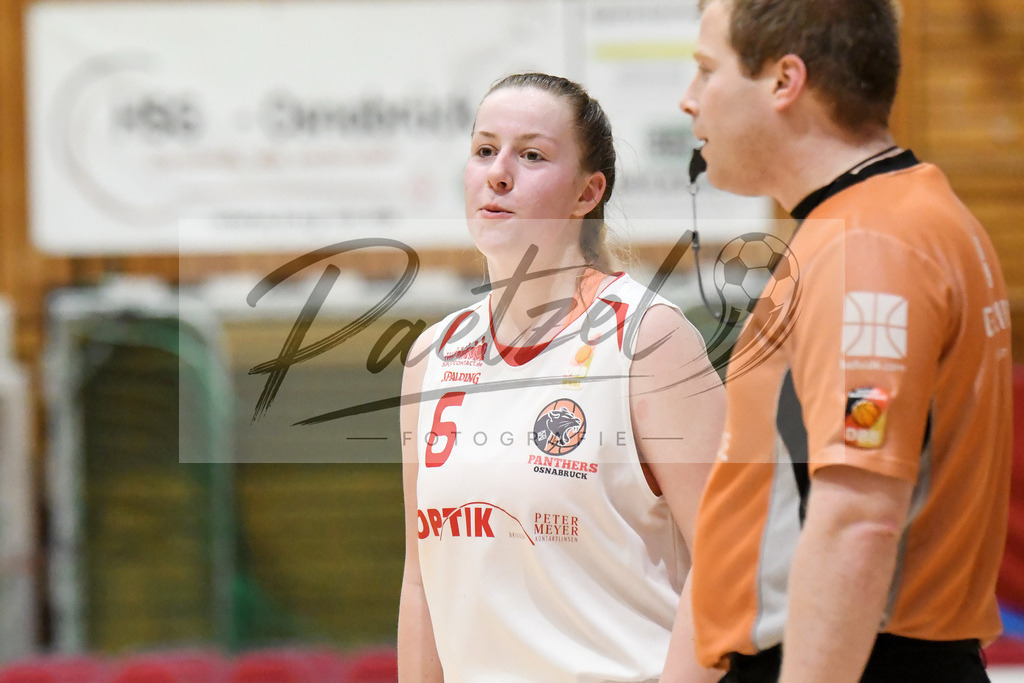 20200126_OSCTGN_0055 | Basketball, Juniorinnen: Tessa Strompen (OSC Junior Panthers) schaut beim Spiel der WNBL zwischen OSC Junior Panthers vs. TG Neuss Junior Tigers am 26.01.2020 im Panthers Dome in Osnabrück, Deutschland.(Foto von Nico Paetzel) - Realisiert mit Pictrs.com
