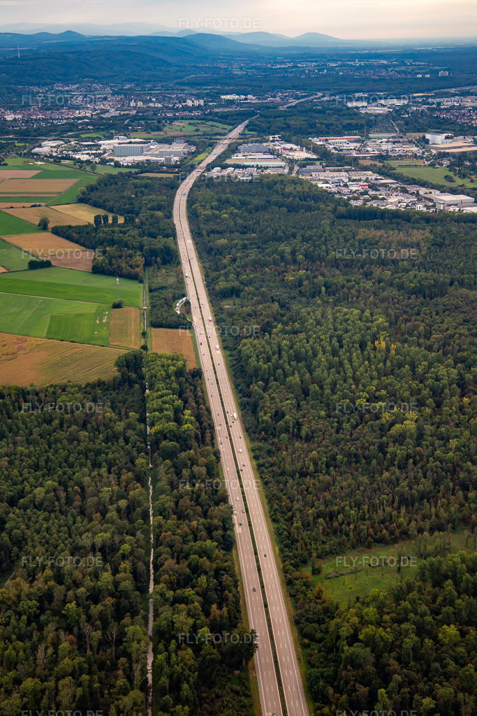 Luftbild: Autobahn A5 im Ortsteil Grötzingen in Karlsruhe im Bundesland Baden-Württemberg in Deutschland. Foto: IMG_138748.jpg vom 16.09.2023 durch Werner Riehm/FLY-FOTO.de