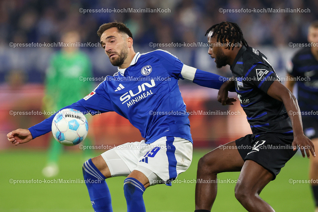 Schalke05102401060 | 05.10.2024, Fußball, FC Schalke 04 - Hertha BSC, 2. Fußball Bundesliga, 6. Spieltag, Veltins-Arena Gelsenkirchen, Saison 2024 2025: Kenan Karaman (Schalke04 #19) gegen Deyovaisio Zeefuik (Hertha BSC #42)DFB regulations prohibit any use of photographs as image sequences and or quasi-video.