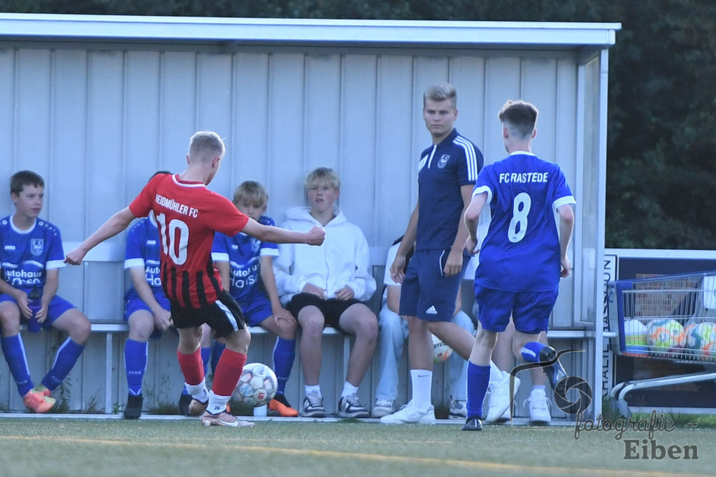 FC Rastede-Heidmühler FC | B-Jugend Bezirkspokal; FC Rastede (blau)-Heidmühler FC (rot) am 16.08.2023; in Rastede (Sportanlage Köttersweg), Photo: Philip Eiben 2023 - Realisiert mit Pictrs.com