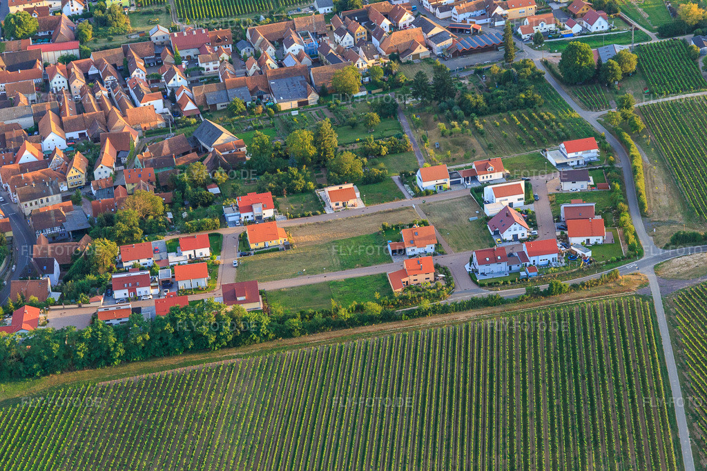 Luftbild: Neubaugebiet Am Apfelgarten in Impflingen im Bundesland Rheinland-Pfalz in Deutschland. Foto: IMG_094470.jpg vom 01.09.2016 durch Werner Riehm/FLY-FOTO.de