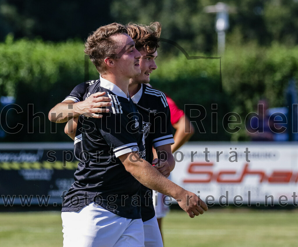 2023-08-20_030_TuS_Oberding_gegen_FC_Finsing_II | Oberding, Deutschland, 20.08.2023:
Fußball, Kreisklasse 2023 / 2024, 3. Spieltag, TuS Oberding gegen FC Finsing II, Endergebnis: 1:1

Jubel nach dem Tor zum 1:1 durch Sebastian Stemmer (TuS Oberding, #7), Tim Götze (TuS Oberding, #29)

Foto: Christian Riedel / fotografie-riedel.net
