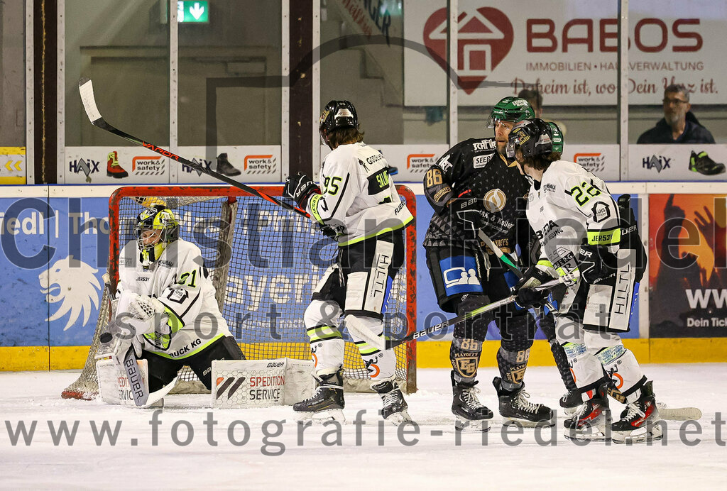 2024-02-23_048_TSV_Erding_gegen_ERSC_Amberg | Erding, Deutschland, 23.02.2024:
Eishockey, Bayernliga Playoffs 2023 / 2024, 3. Spieltag, TSV Erding gegen ERSC Amberg, Endergebnis: 2:3 n. V.

Torwart Timon Bätge (ERSC Amberg, #31), Lukas Salinger (ERSC Amberg, #95), Michael Trox (Erding Gladiators, #86), Hunter Fortin (ERSC Amberg, #22)

Foto: Christian Riedel / fotografie-riedel.net