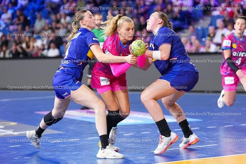 xydrx21092501063 | 21.09.2025, xydrx, Handball, Frauen Länderspiel, Deutschland - Niederlande, YAILA Arena: Judith van der Helm (NED #14) und Romee Maarschalkerweerd (NED #24) im Zweikampf gegen Annika Lott (GER #23)
