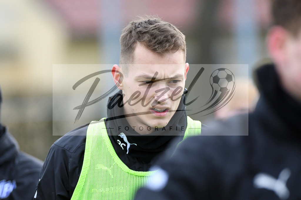 20200221_TRAOSN_0059 | Fussball, Herren: Sven Koehler (VfL Osnabrueck) schaut waehrend der Trainingseinheit des VfL Osnabrueck im Sportpark Illoshoehe am 21.02.2020 in Osnabrueck, Deutschland. - Realisiert mit Pictrs.com