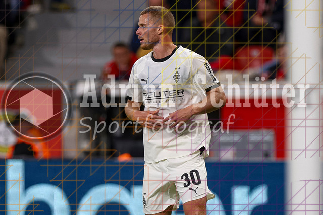 Bayer 04 Leverkusen vs Borussia Mönchengladbach - Bundesliga  | Leverkusen, Deutschland, 21.09.25:   Nico Elvedi (Borussia Mönchengladbach) schaut waehrend des Spiels der Bundesliga zwischen  Bayer 04 Leverkusen vs Borussia Mönchengladbach in der BayArena(Foto von Brauer-Fotoagentur / Adrian Schlueter)