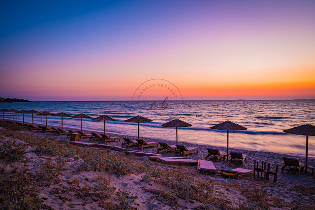 Strand bei Sonnenuntergang auf der Insel Kos | Strand auf der Insel Kos in der Nähe der Stadt Mastichari im Sommer bei Sonnenuntergang, Mastichari, Kos, Griechenland - Realisiert mit Pictrs.com