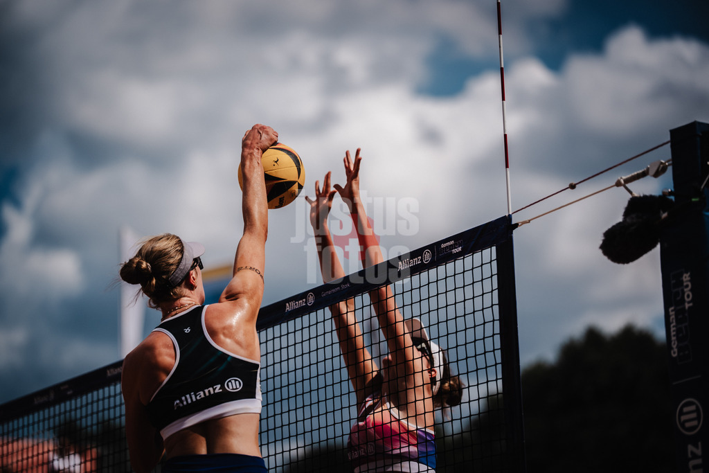 Beachvolleyball | Frauen | Allianz German Beach Tour 2025 | Tourstop München | 11.07.2025 | v.l. Marie Schieder beim Angriff gegen Sarah Schulz