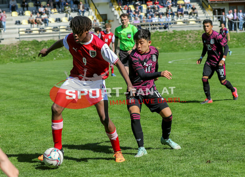 AUSTRIA U15 - MEXICO U15 | KENNETH ADEJENUGHURE (Austria #9) Juan Velarde (Mexico #17) Juan Garcia (Mexico #18) Gadler Philip (Referee) ; AUSTRIA U15 - MEXICO U15 am 29.04.2022 in Arnoldstein
(Sportplatz), AUSTRIA, (Photo by Ernst Krawagner sport-fan.at) - Realisiert mit Pictrs.com