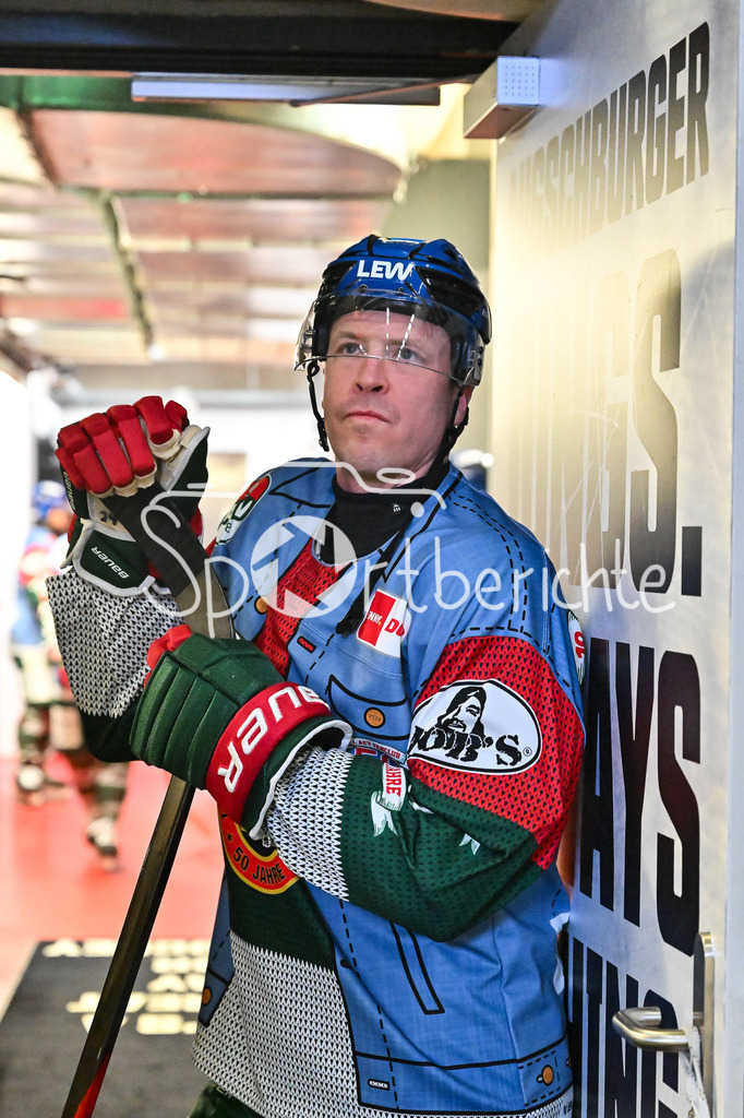 Augsburger Panther - Nürnberg Ice Tigers | AUGSBURG, GERMANY - 23. DECEMBER: im Bild T. J. TREVELYAN (Augsburger Panther 24) vor dem Match zwischen den Augsburger Panthern und den Nürnberg Ice Tigers am 31. Spieltag der Penny DEL im Curt Frenzel Stadion