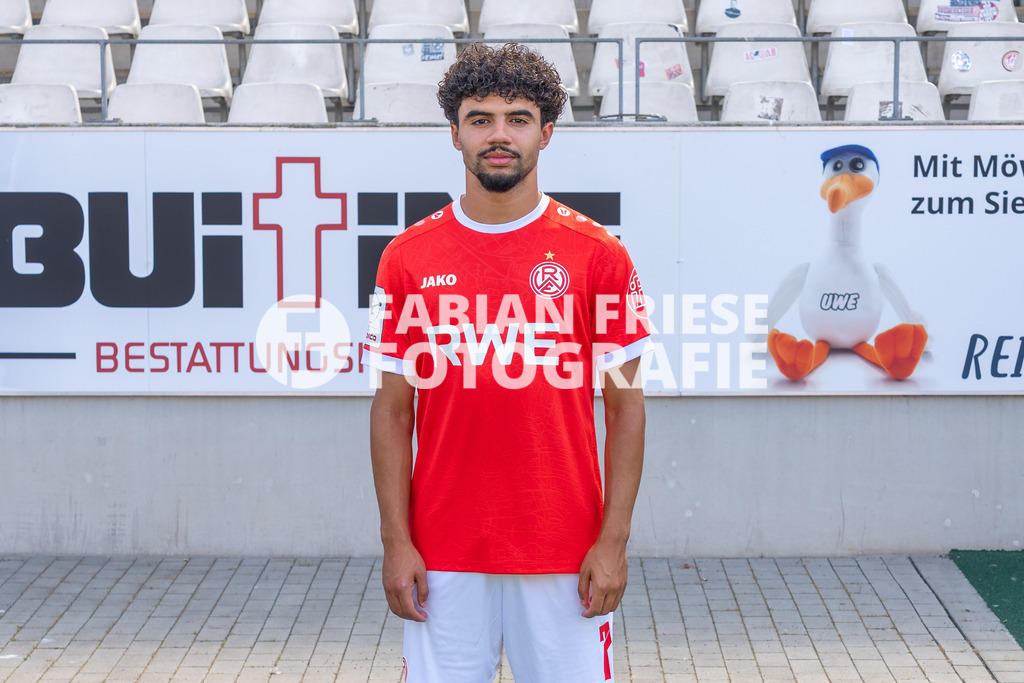 Rot-Weiss Essen; 3. Liga, Portraettermin 2026/2027, Foto: Eibner-Pressefoto/Fabian Friese | Aiman Dardari (Rot-Weiss Essen, #07),Rot-Weiss Essen; 3. Liga, Portraettermin 2026/2027, Foto: Eibner-Pressefoto/Fabian Friese - Realisiert mit Pictrs.com