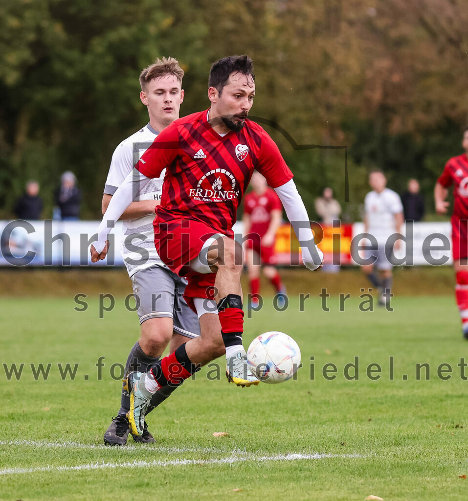 2023-10-15_052_SV_Eintracht_Berglern_gegen_FC_Tuerkguecue_Erding | Berglern, Deutschland, 15.10.2023:
Fußball, Kreisklasse 2023 / 2024, 10. Spieltag, SV Eintracht Berglern gegen FC Türkgücü Erding, Endergebnis: 1:0

Sebastian Hemauer (SV Eintracht Berglern, #17), Ismail Öztürk (FC Türk Gücü Erding, #11)

Foto: Christian Riedel / fotografie-riedel.net